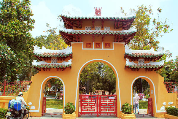 Khu lăng mộ Lăng Ông Bà Chiểu