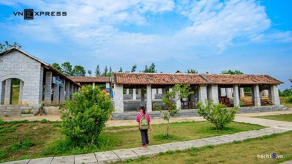 Nằm tại thôn Đồng Mô, Sơn Tây, cách trung tâm Hà Nội 50 km, làng văn hóa các dân tộc Việt Nam được xây dựng trên diện tích hàng ngàn hecta với địa hình gồm đồi, núi, thung lũng, hồ nước đan xen. Đây có thể xem là địa điểm lý tưởng để thăm thú, trải nghiệm và tìm hiểu văn hóa các dân tộc trên khắp vùng miền đất nước. Khu các làng dân tộc gồm có 4 cụm: cụm I gồm công trình văn hóa của 28 dân tộc vùng rẻo cao Đông-Tây Bắc. Có thể thấy rõ những ngôi nhà sàn truyền thống của nhiều dân tộc như Lô Lô, Hà Nhì, H'Mông,… Ở đây còn tái hiện lại khu chợ Đồng Văn cũ với những khối nhà dài xếp hình chữ U cùng tường đá to, với mái ngói âm dương.