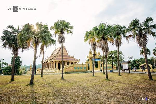 Cụm III là làng các dân tộc Chăm, Khmer, Chơ Ro, Chơ Ru với nhiều công trình lớn và quy mô. Khu quần thể chùa Khmer khá rộng, lấy chính điện làm trung tâm, các công trình khác được bố trí xung quanh và liên kết với nhau bằng những con đường nhỏ len lỏi giữa vườn cây.