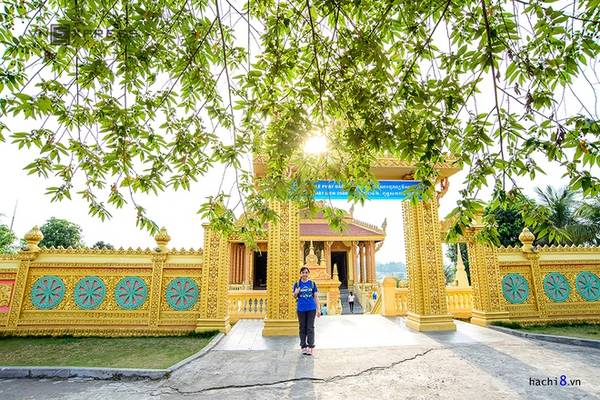 Không cần phải vào Nam Bộ, du khách vẫn có thể chụp ảnh cùng với chùa Khmer và tháp Chăm. Ngôi chùa phủ một màu vàng lộng lẫy bên hồ nước Đồng Mô.