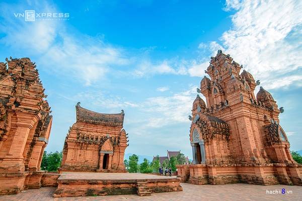 Khu vực tháp Chăm là điểm nhấn của không gian kiến trúc nơi đây. Có thể nói, những ngọn tháp từ xa đã khiến nhiều người phải choáng ngợp vì quy mô hoành tráng và sự phục dựng thành công.