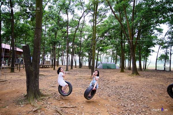 Tại đây cũng có khu nhà nghỉ. Ngay cạnh là khu cắm trại Sơn Tinh Camp bên hồ Đồng Mô rất thoáng mát, cánh rừng ở đảo Sơn Tinh với nhiều dịch vụ thích hợp cho hoạt động vui chơi theo nhóm. Khu làng dân tộc tại Đồng Mô mặc dù chưa thật sự đồng bộ nhưng có nhiều điểm nhấn về văn hóa, cảnh quan rất đặc biệt và ý nghĩa. Kết hợp tham quan làng và khu cắm trại tại Sơn Tinh Camp có thể là một gợi ý hay cho bạn và gia đình trong ngày nghỉ cuối tuần. Giá vé tham quan 30.000 đồng/ lượt.