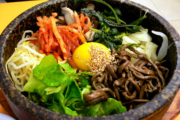 Bibimbap thường được phục vụ trong những chiếc bát đá giữ nhiệt.
