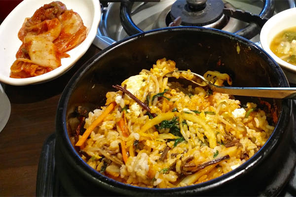 Cơm trộn ăn kèm với canh và kim chi.
