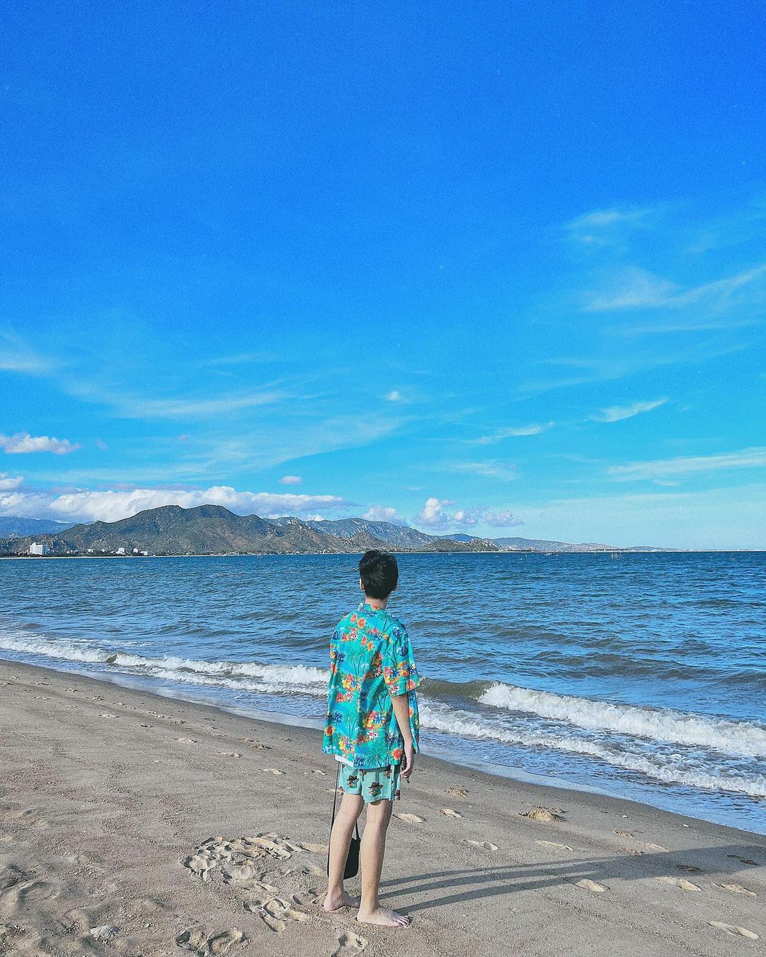 Vui chơi tắm biển tại bãi Bình Tiên