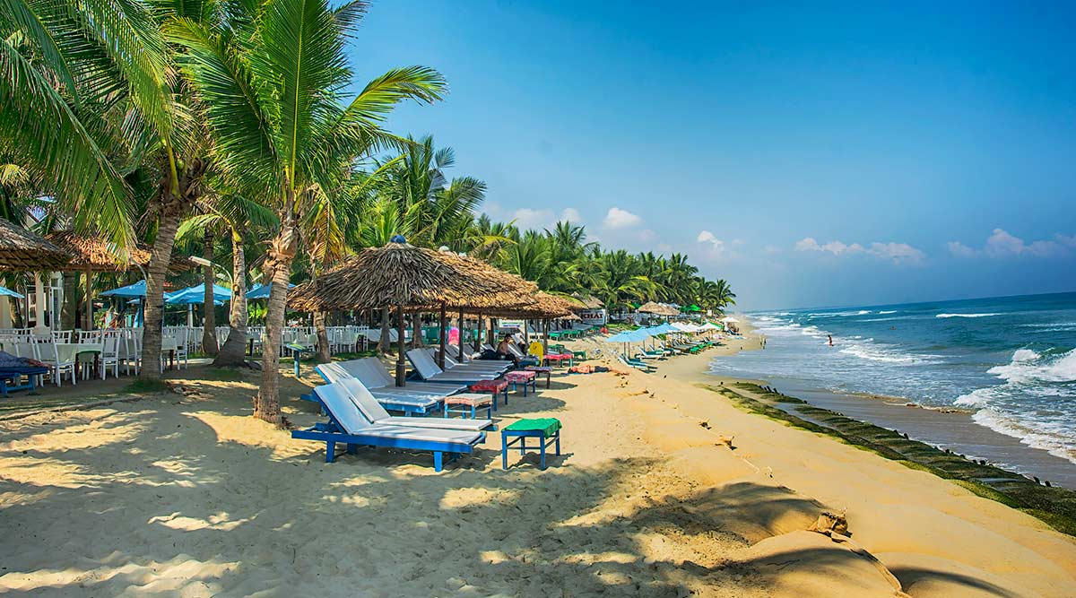 Bãi biển Cửa Đại xanh mát lộng gió
