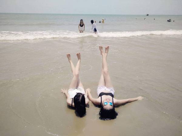 Thỏa thích vui chơi cùng bạn bè trên bãi biển Dinh Cô