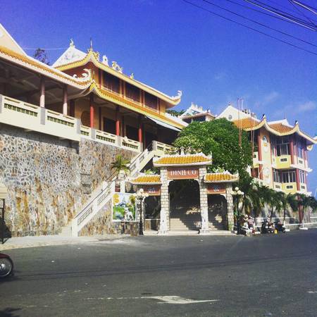 Tắm biển Dinh Cô kết hợp tham quan đền linh thiêng