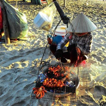 Thưởng thức hải sản nướng tươi ngon tại biển Dinh Cô