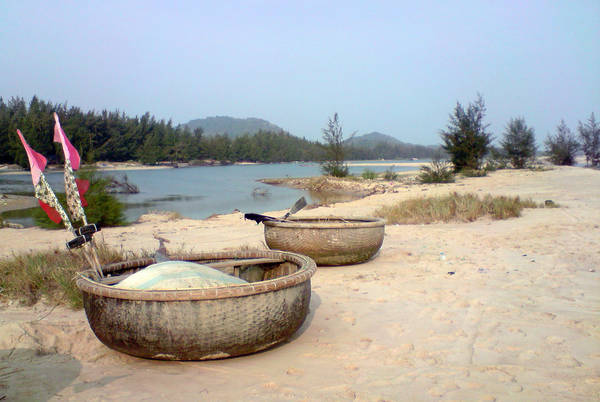 Cảnh quan xung quanh biển rất đẹp và đa dạng. Ảnh: Ursel Ramsch/ flickr.com