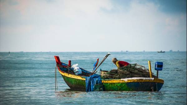 Một tàu đánh cá trên biển Hồ Cốc. Ảnh DemiCat DA