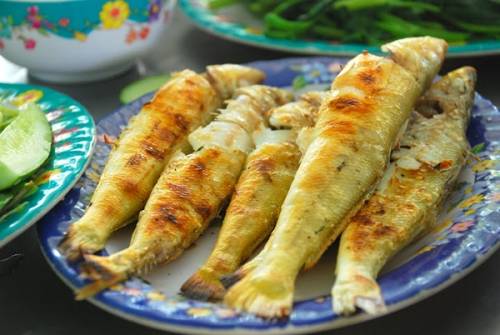 Thưởng thức cá đục nướng tại bãi biển Lagi