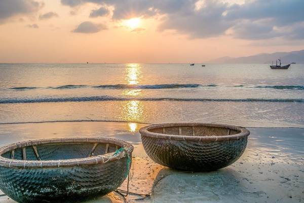 Ngắm biển Nha Trang tuyệt đẹp với dải cát vàng và làn nước xanh biếc