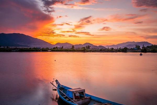 Hoàng hôn buông xuống lãng mạn khi ngắm biển Nha Trang