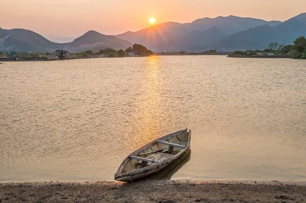 Khung cảnh sông Quán Trường chiều tà bên cạnh biển Nha Trang