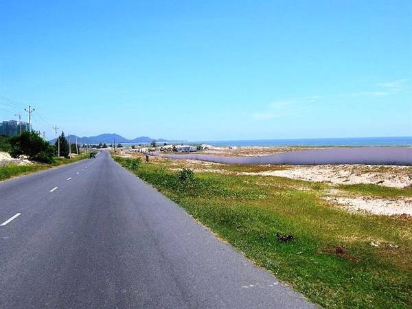 Con đường tuyệt đẹp dẫn ra biển Suối Ồ. Ảnh: ST