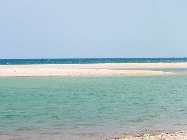 Biển Suối Ồ là một trong những nơi hiếm hoi ở Việt Nam vừa có suối nước ngọt và bãi biển nước mặn. Ảnh: ST
