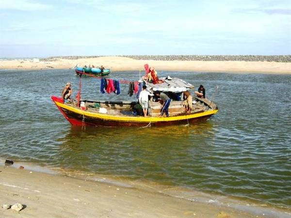 Nếu muốn khám phá cuộc sống làng chài, du khách có thể liên hệ với người dân địa phương để tham gia vào các hoạt động đánh cá. Ảnh: ST