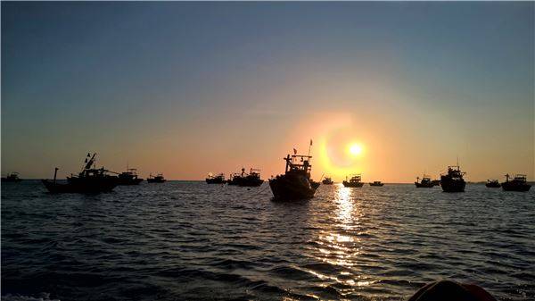 Mặt trời lặn kì ảo phía sau những chiếc thuyền đánh cá tại biển Phan Thiết.