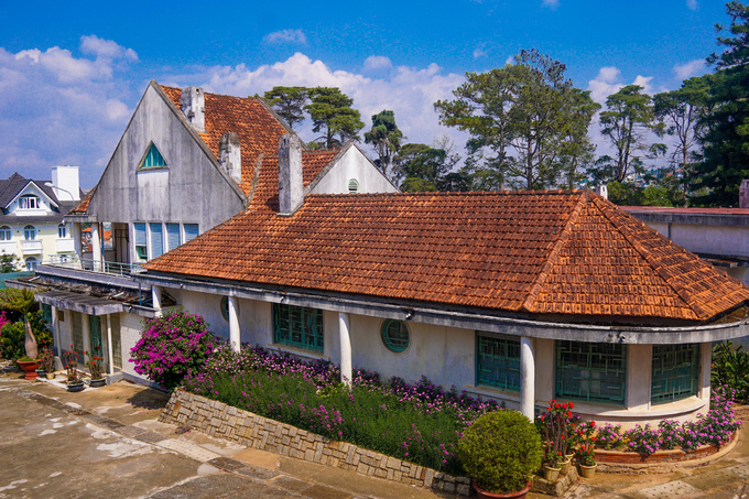 Khu biệt điện xây dựng năm 1958 trên khuôn viên rộng 13.000 m2. Đây là một quần thể kiến trúc gồm nhiều hạng mục khác nhau, trong đó các công trình chính là ba ngôi biệt thự mang tên Lam Ngọc, Bạch Ngọc và Hồng Ngọc.