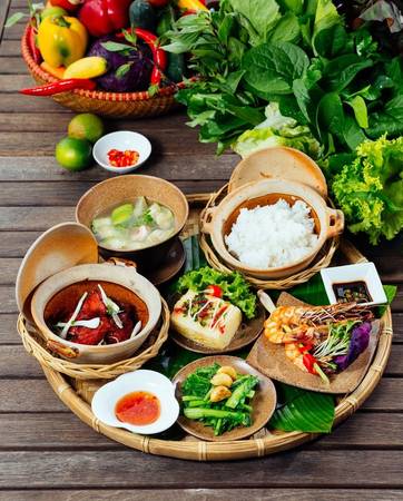 Hoạt động chèo thuyền kayak trên vịnh