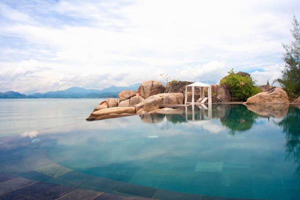 Thiết kế hồ bơi tràn bờ hướng ra vịnh biển Nha Trang