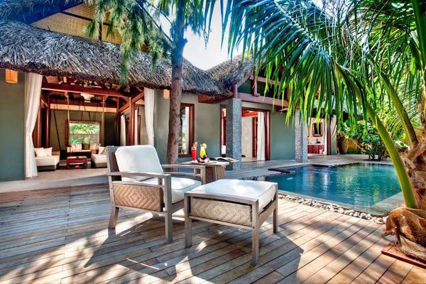 Phòng ngủ ấm cúng hướng ra biển xanh