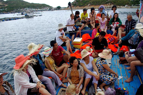 Thuê tàu gỗ tham quan đảo Bình Ba