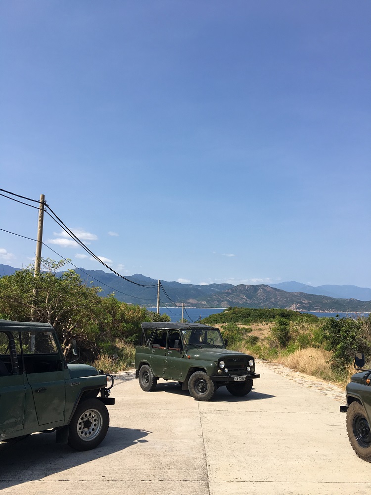 Dịch vụ thuê xe jeep ngắm cảnh quanh đảo Bình Ba