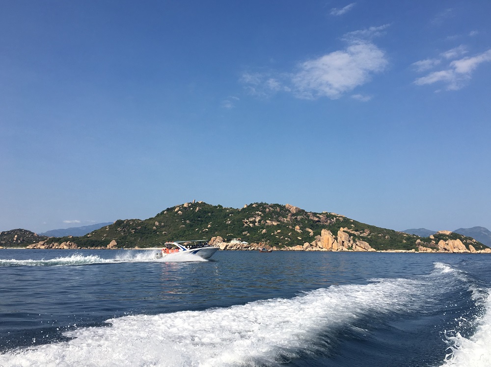 Một chiếc cano rẽ sóng trở về bờ.