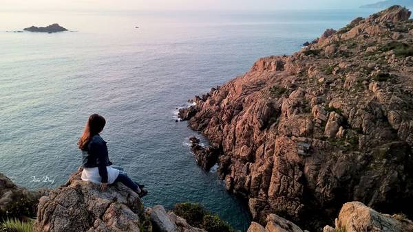 Khe vực Hầm Heo chông chênh. Ảnh: Tiểu Duy