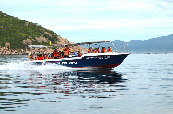 Lướt ca nô ra Bình Ba chỉ trong 15 phút. Ảnh:  camranhtour