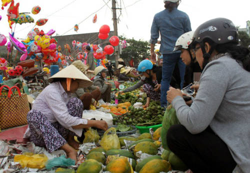 Người đến chợ Gò để mua bán sản phẩm địa phương trong phiên chợ một lần ngày đầu xuân. Ảnh: laodong