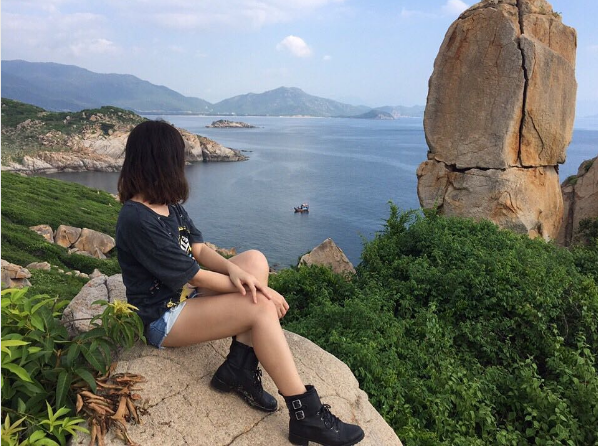 Du khách check-in bãi biển trong xanh tại Bình Hưng