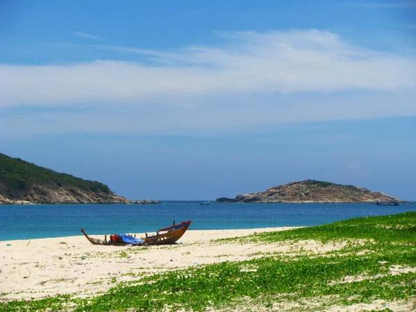 Đi canô ra bãi Lao. Ảnh: ST