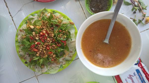 Gỏi cá mai cuốn bánh tráng.