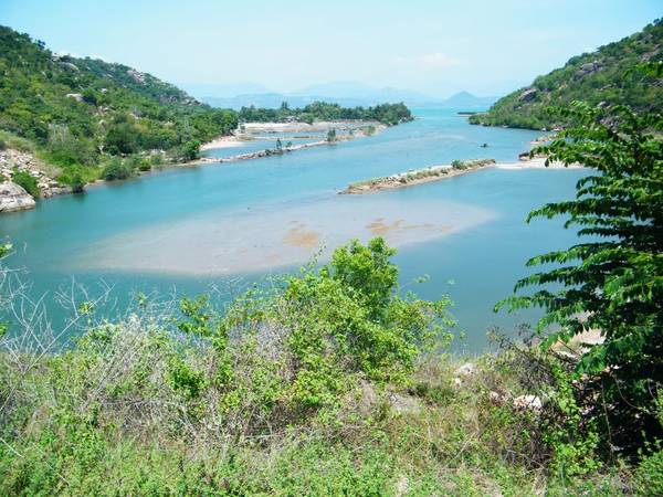 Khung cảnh trên đường vào Bình Lập.