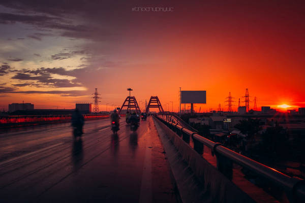 Sau cơn mưa, ánh hoàng hôn thêm rực rỡ trên cầu Bình Lợi.