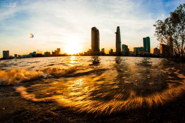 Hoàng hôn đi nhờ con sóng ghé thăm bến bờ Thủ Thiêm.