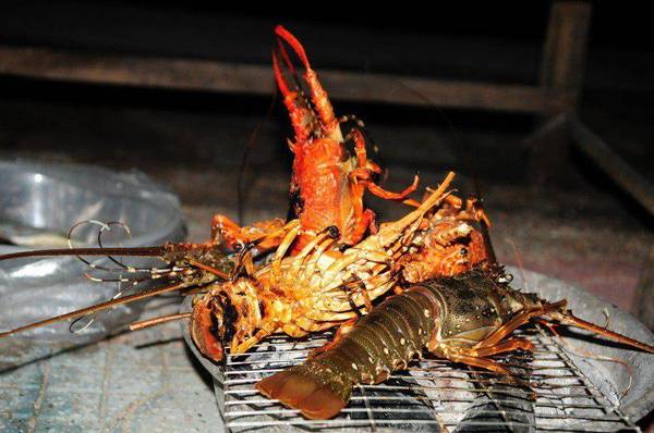 Món tôm hùm nướng đặc sản khi du lịch đảo Bình Ba