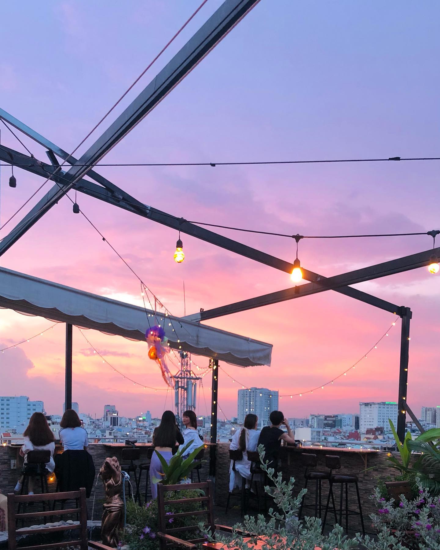 Không gian ấm cúng quán rooftop Sài Gòn Blanc Chemise