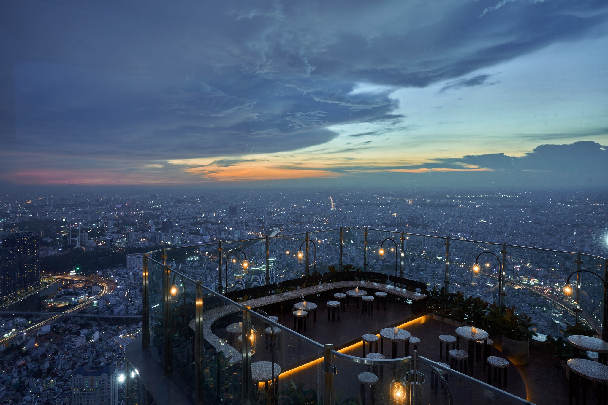 Blank Lounge coffee & bar tại Landmark 81 khi du lịch Sài Gòn