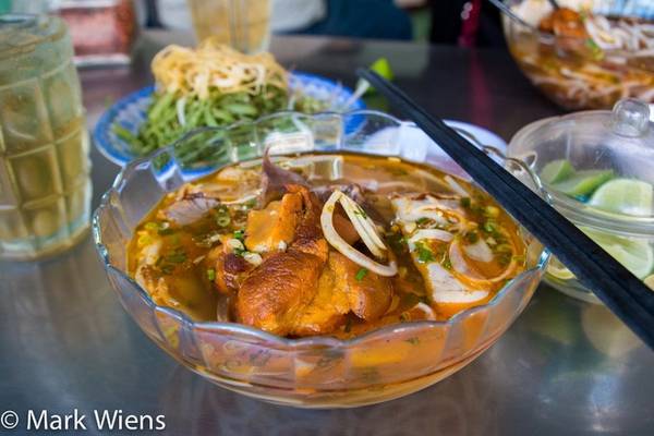 Bún bò Huế - món ăn ngon Sài Gòn