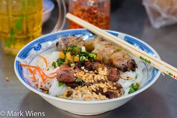 Bún thịt nướng - món ăn ngon Sài Gòn