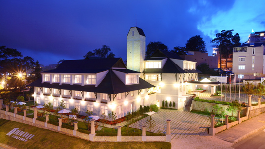Khách sạn Blue Moon Hotel & Spa Đà Lạt đối diện hồ Xuân Hương