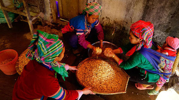 Bên nhà trai chuẩn bị cơm nước - Ảnh: Ngọc Bằng