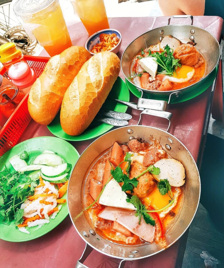 Bánh mì chảo thập cẩm đầy đặn tại TP.HCM