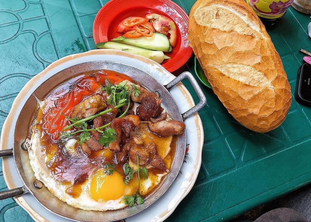Bánh mì chảo với pate trứng xúc xích