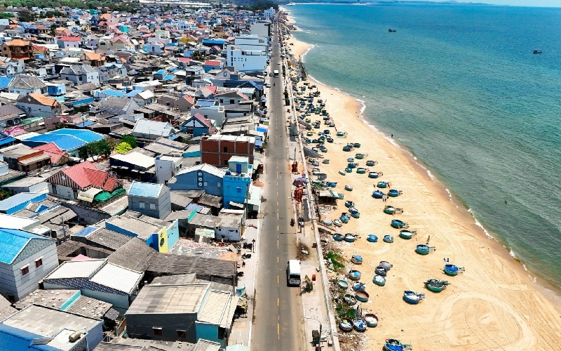 Bờ kè và bãi biển tại làng chài Phước Hải góc chụp từ trên cao