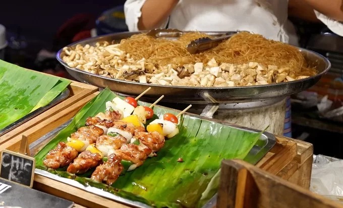 Pad Thái và xiên nướng thập cẩm tại chợ đêm Nimman